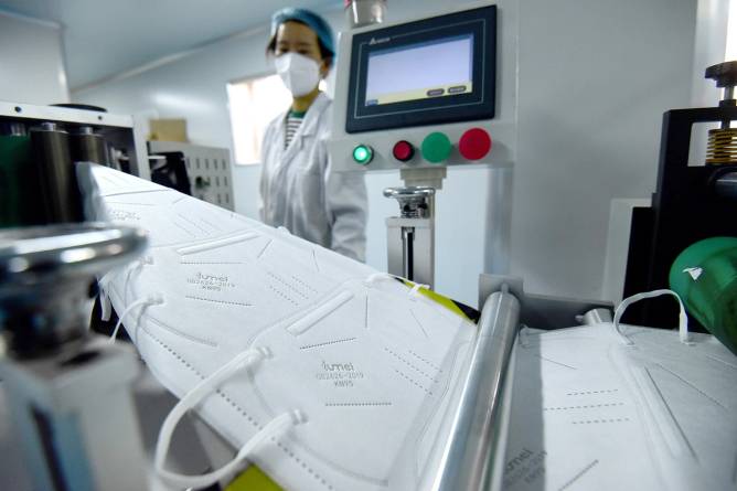 A worker oversees the production of KN95 masks in Handan, North China's Hebei Province in 2022.