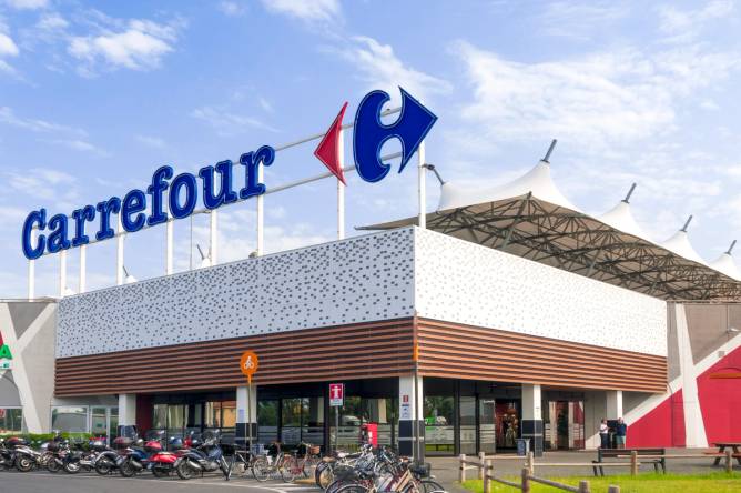 An exterior photo of a Carrefour supermarket. 