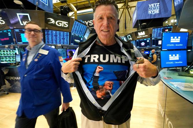 A trader on the NYSE floor wearing a Donald Trump shirt