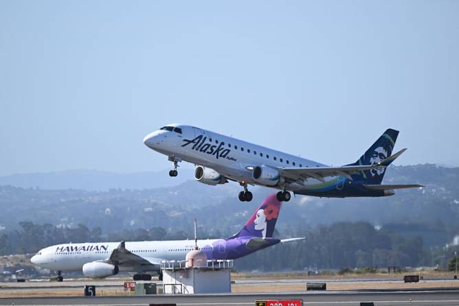 Alaska Air and Hawaiian Air planes