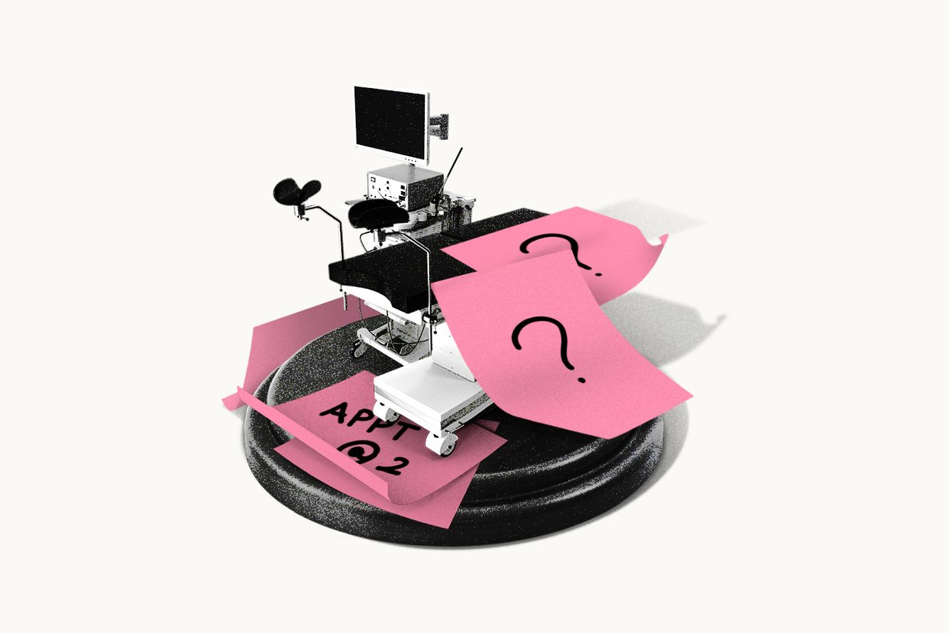 A clinic chair and monitor on a sound block with large sticky notes placed around. Credit: Anna Kim