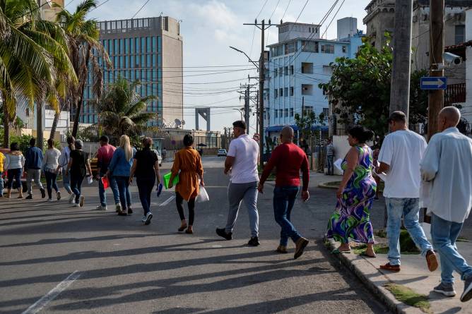 Cubans in line to enter the US embassy in Havana.