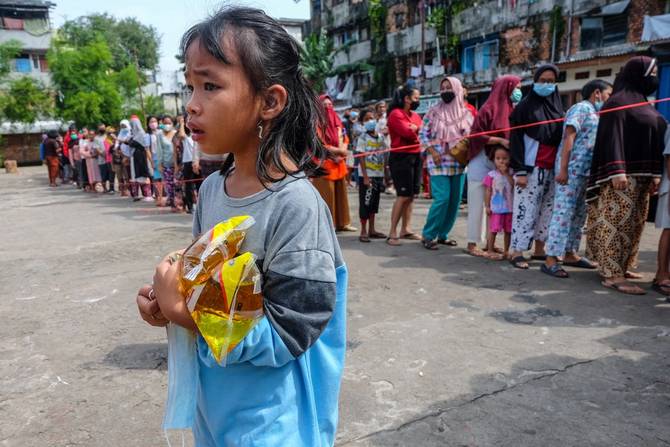 Indonesians line up to get cooking oil