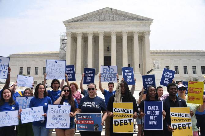 Protesters outside of SCOTUS