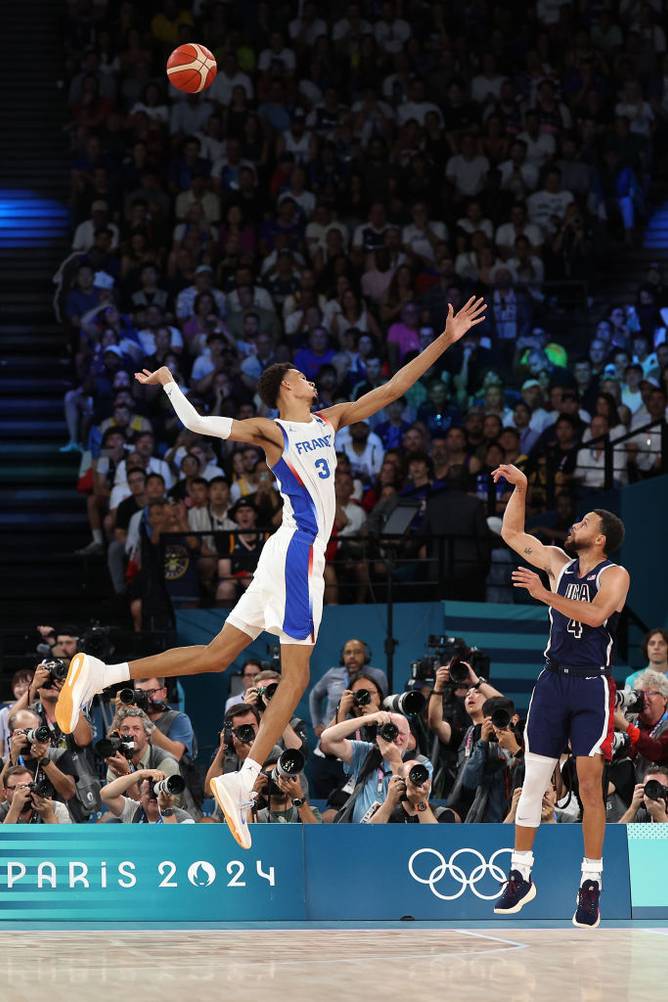 Stephen Curry #4 of Team United States shoots over Victor Wembanyama #32 of Team France during the Men's Gold Medal game