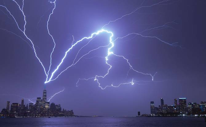 Lightning striking one world trade in new york