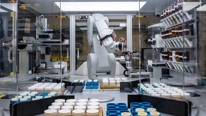 An image of the robotic arm in Lawrence Berkeley's autonomous lab for synthesizing materials.