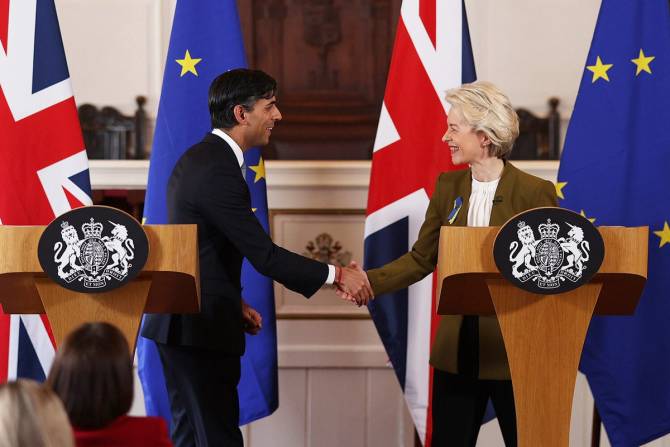 UK PM Rishi Sunak and President of EC Ursula von der Leyennt shaking hands