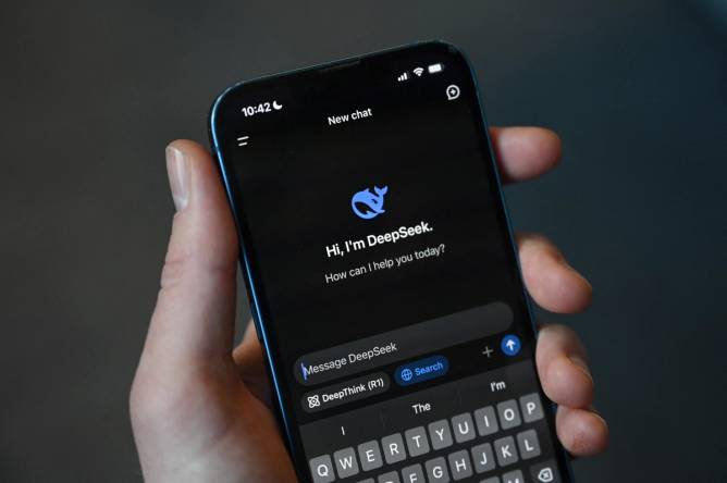 Phone displaying a DeepSeek search bar.