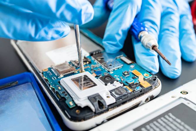 Technician repairs a Samsung mobile phone