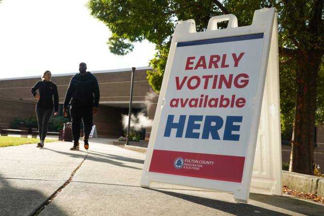 A sign for early voting