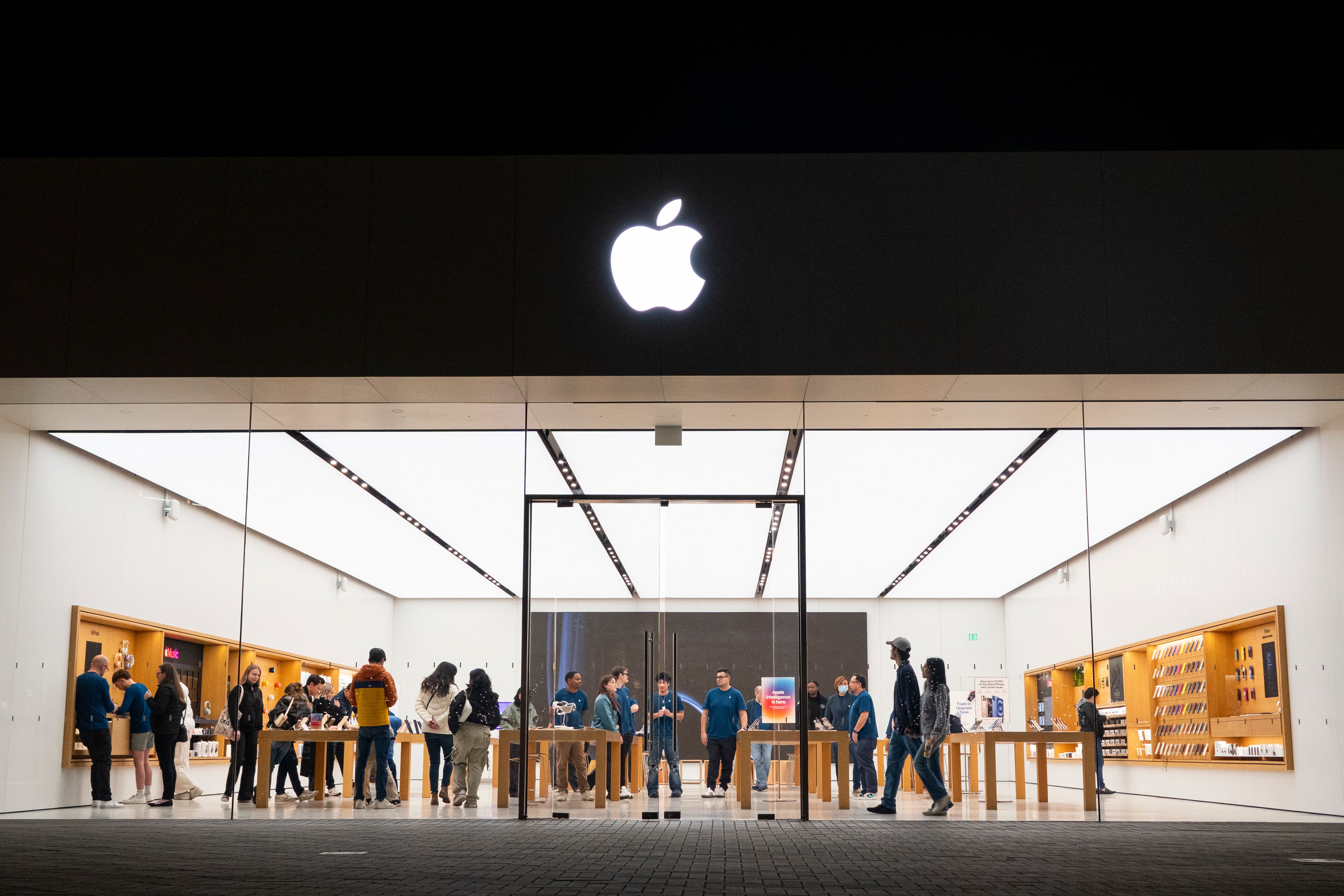 Apple’s former head of retail on brick and mortar today