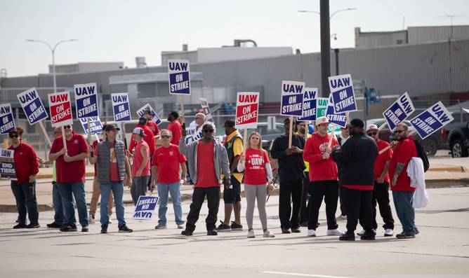 Striking UAW workers