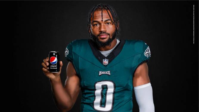 D’Andre Swift holding a Pepsi Zero Sugar