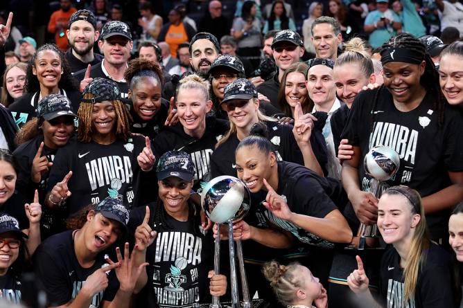 WNBA Finals team photo