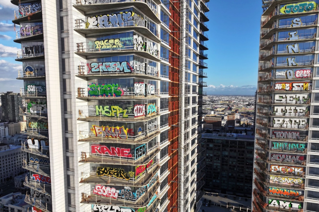 A skyscraper in LA coverd in graffiti