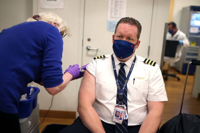 United worker gets vaccinated against Covid-19