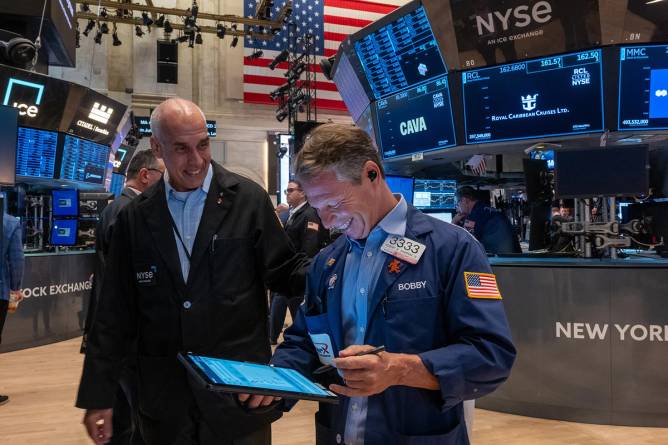 Creepy smiling trader at NYSE