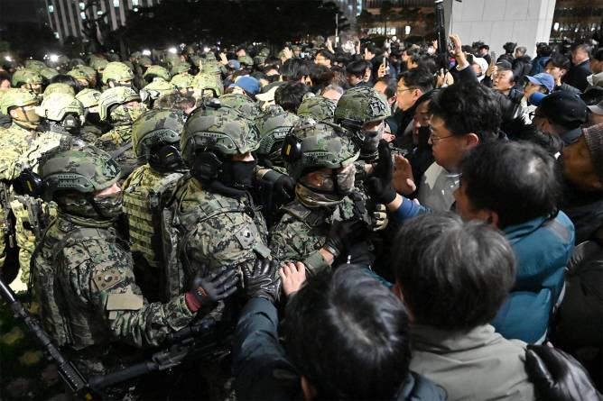 South Korean soldiers try to enter the National Assembly building in Seoul