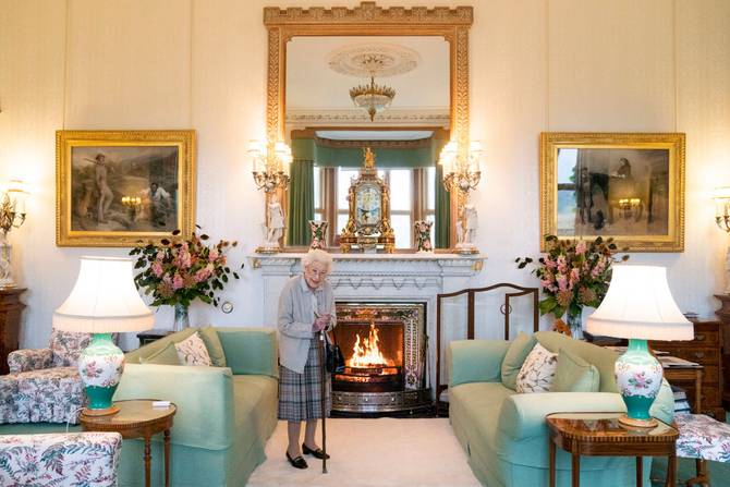 The last public photo of Queen Elizabeth II, the queen is at Balmoral waiting to receive Liz Truss