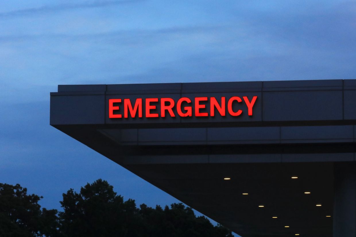 A hospital's emergency room sign