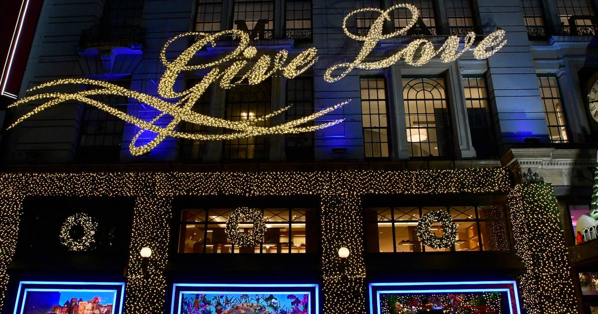 Bergdorf Goodman & Bloomingdale's 2022 NYC Holiday Windows - Lyssy in the  City