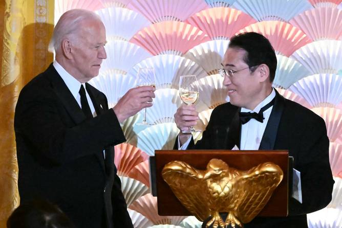 US President Joe Biden and Japanese Prime Minister Fumio Kishida raise their glasses to toast during a State Dinner at the White House