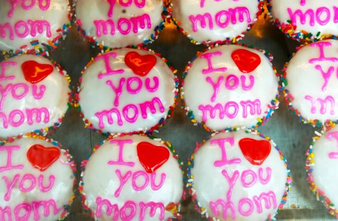 Cupcakes that say, "I [heart] you mom."