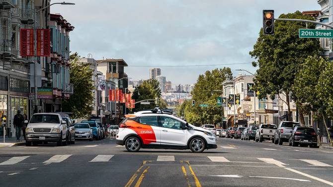 picture of cruise autonomous vehicle in san francisco streets