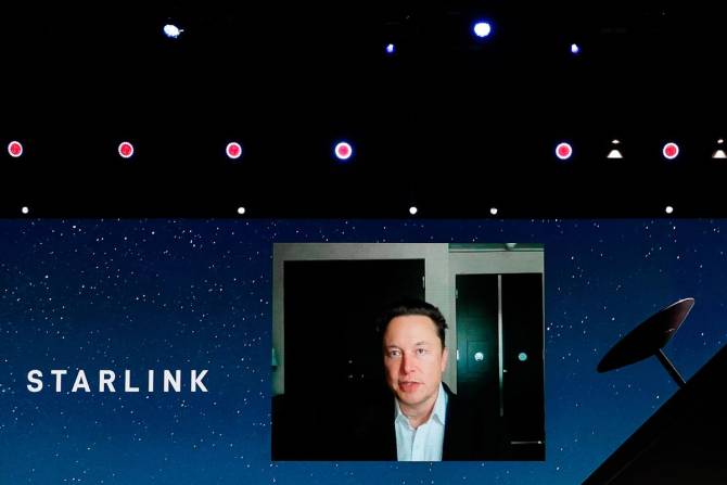 Elon Musk presenting about Starlink at a conference