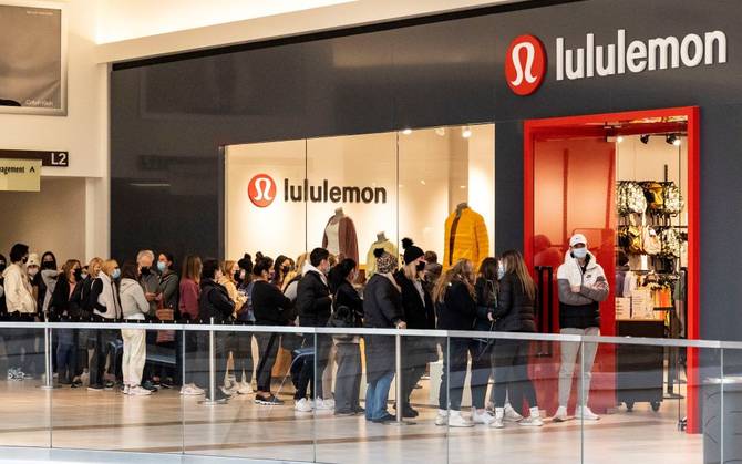 Shoppers at Lululemon on Black Friday 