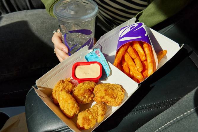 Taco Bell chicken nuggets with nacho fries.