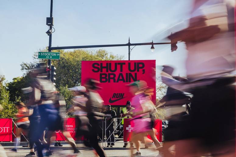 Білборд Nike на Чиказькому марафоні 2025 року з написом «Замовкни, мозок».