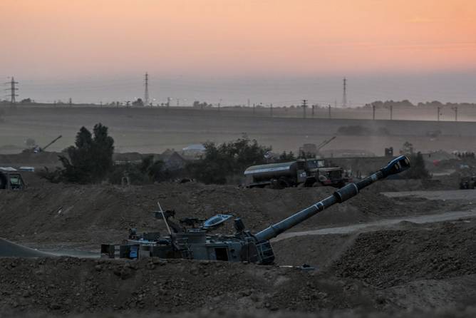 IDF, Israeli Defence Force artillery positions wait to fire on October 29, 2023 in Southern Israel.