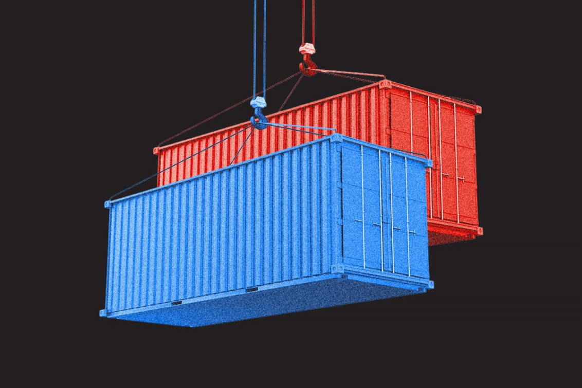 兩個貨櫃,一個紅色,一個藍色,由起重機吊鉤吊起