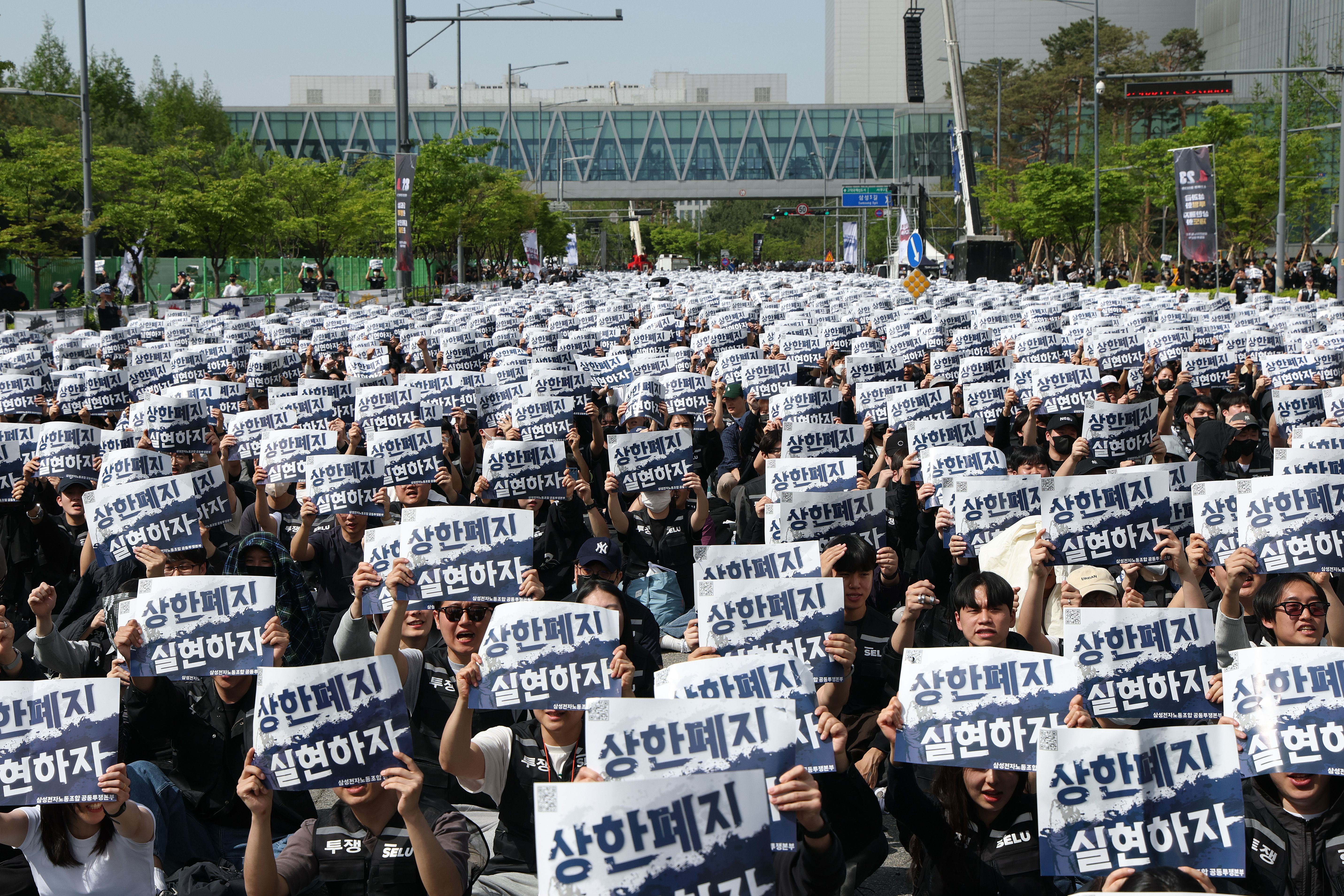 Samsung Electronics workers are set to reap bigger bonuses from record AI profits