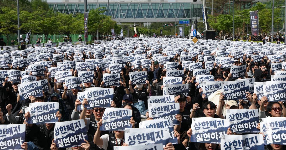 Samsung Electronics workers are set to reap bigger bonuses from record AI profits