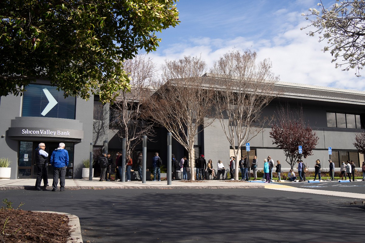 People queue up outside the headquarters of Silicon Valley Bank to withdraw their funds