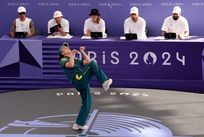 Raygun imitates a kangaroo while breaking at the Paris Olympics