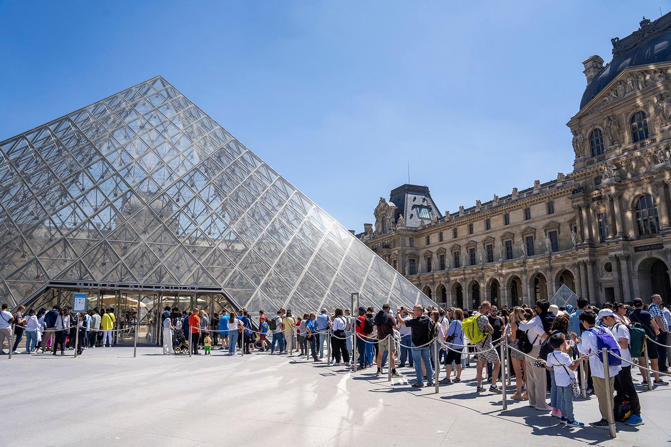 Tourists in line to enter the Louvre