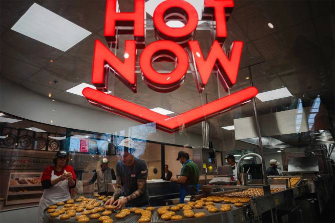 Photo of the “Hot Now” sign at Krispy Kreme