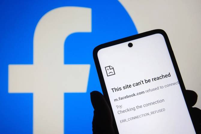 Facebook logo and phone with site can't be reached screen