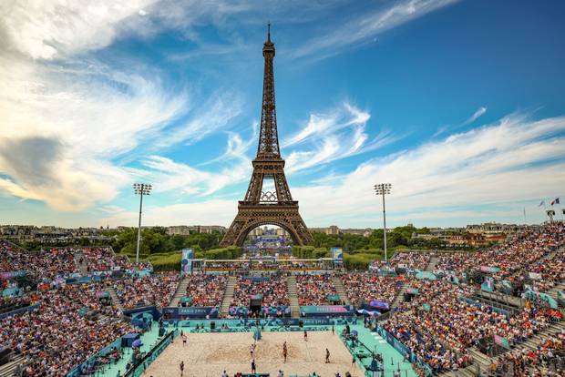 Volleyball at the Eiffel tower