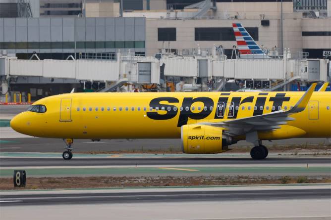 A spirit airlines plane