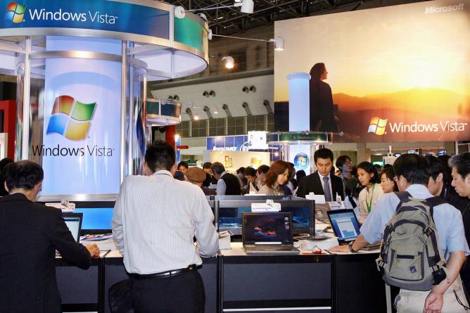 Customers try Microsoft’s new operating system “Windows Vista” with some 200 PCs at the WPC computer trade show in Tokyo, October 18, 2006.