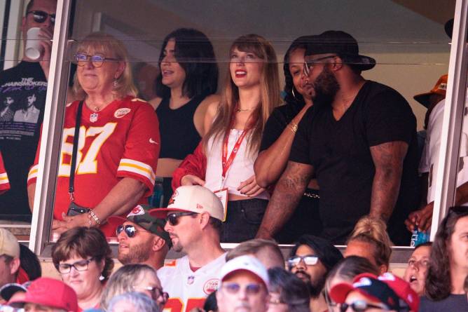 Taylor Swift and Donna Kelce at Kansas City Chiefs game