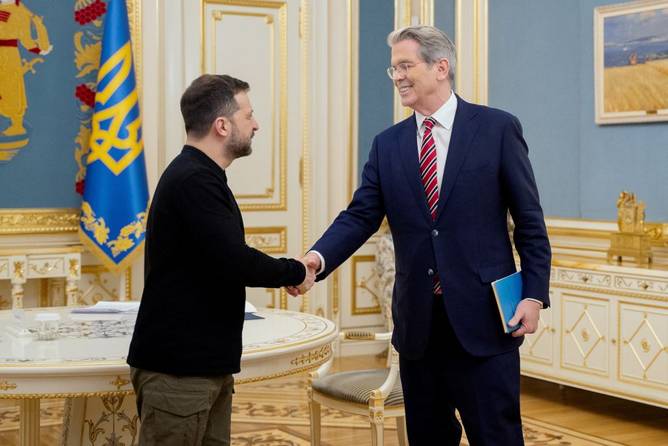 Ukraine's President Volodymyr Zelensky (L) shakes hands with the US Secretary of Treasury Scott Bessent (R) during their meeting in Kyiv 