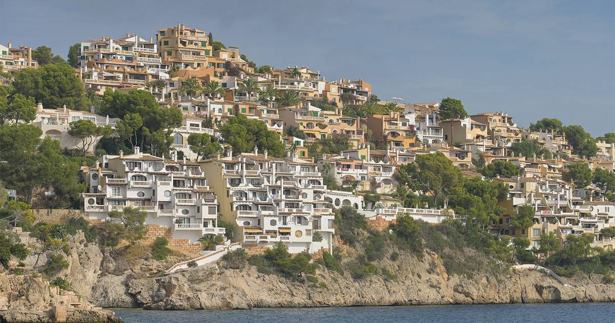 Spain tells Airbnb to strip the sheets on its way out