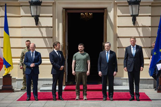 Ukrainian President Volodymyr Zelensky, France's President Emmanuel Macron, German Chancellor Olaf Scholz, Italian Prime Minister Mario Draghi and Romanian President Klaus Iohannis pose for a picture