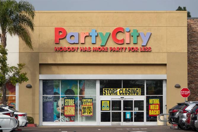 Party City storefront with “store closing” signs